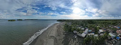 Vista panorámica de la costa y el poblado de Juanchaco
