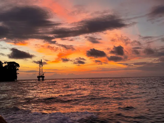 Atardecer sobre la playa de Juanchaco