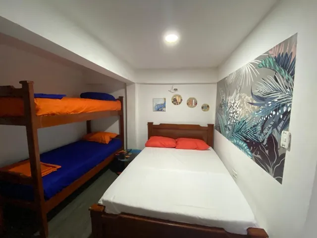 Cama doble de la habitación Palafitos en Acuarios Hostal