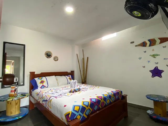 Camarotes de madera en la habitación Yubartas